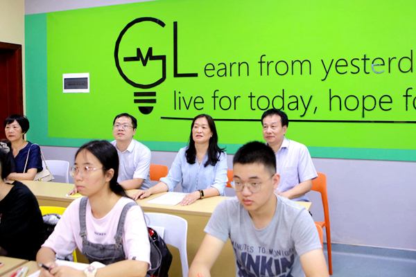 校领导深入课堂检查“开学第一课”