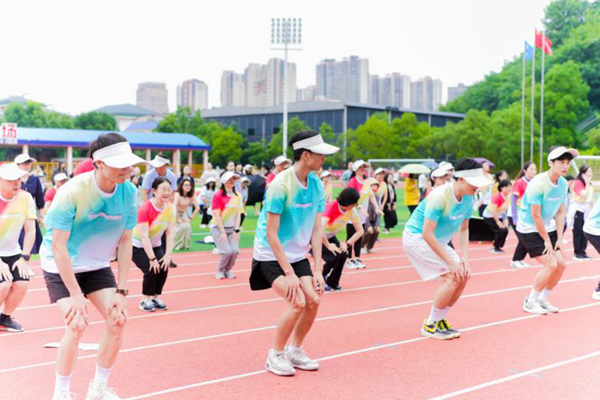 学校举办教职工校园健步登山活动