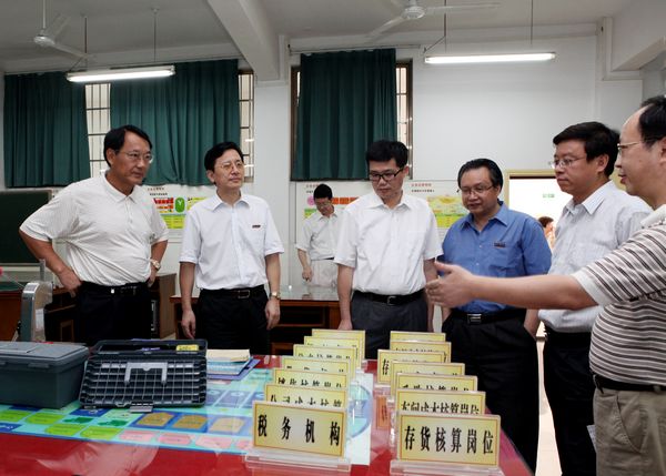 专家组考察我校文科综合实验教学中心