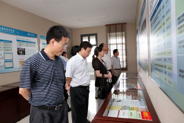 专家组考察我校学科资料室