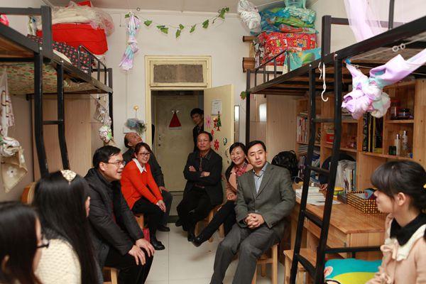 （团省委副书记汤立斌（右二）与学生亲切交谈）