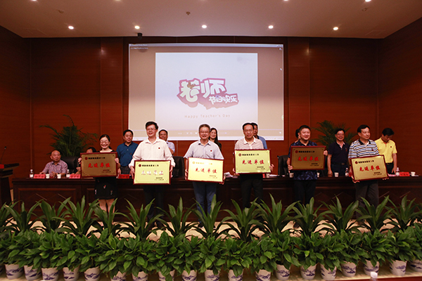 s颁奖合影 先进单位.jpg