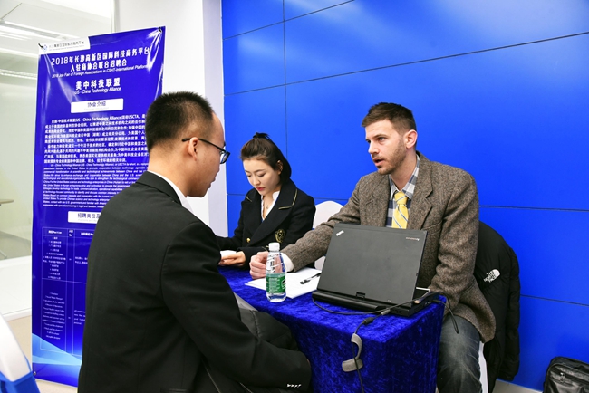 4 记者注意到，大部分面试过程都需要求职者运用全英文表达与面试官交流。 邱旸 摄_副本.jpg