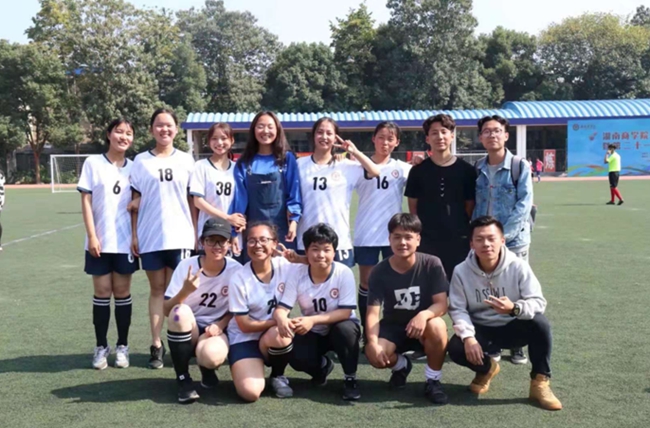 女子组冠军财金学院 (1).jpg