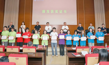 学校举行2026年度校友奖助学金颁奖仪式