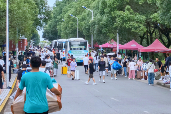 我校圆满完成2022年北校区学生南迁工作