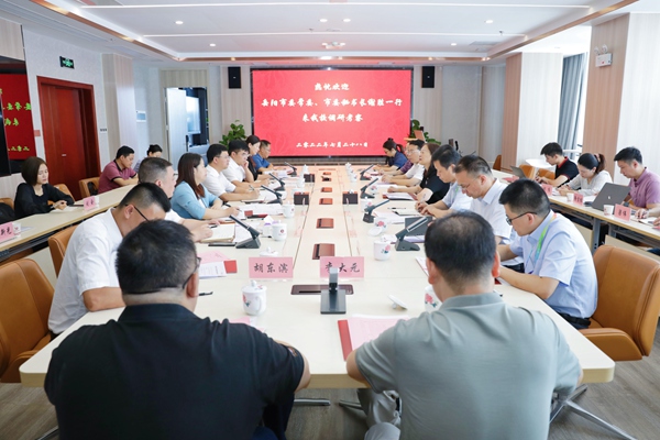 岳阳市委常委、市委秘书长谢胜一行来校调研